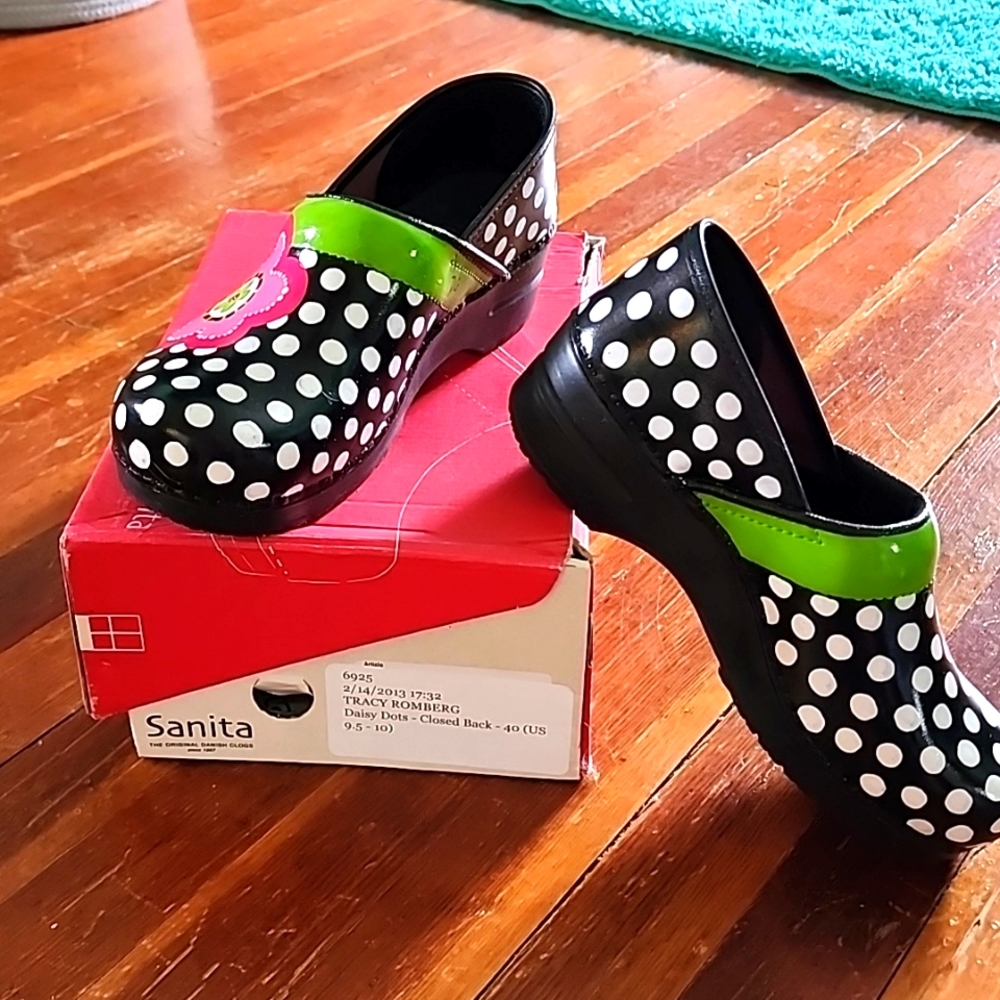 Sanita clogs, hand painted Daisey dots